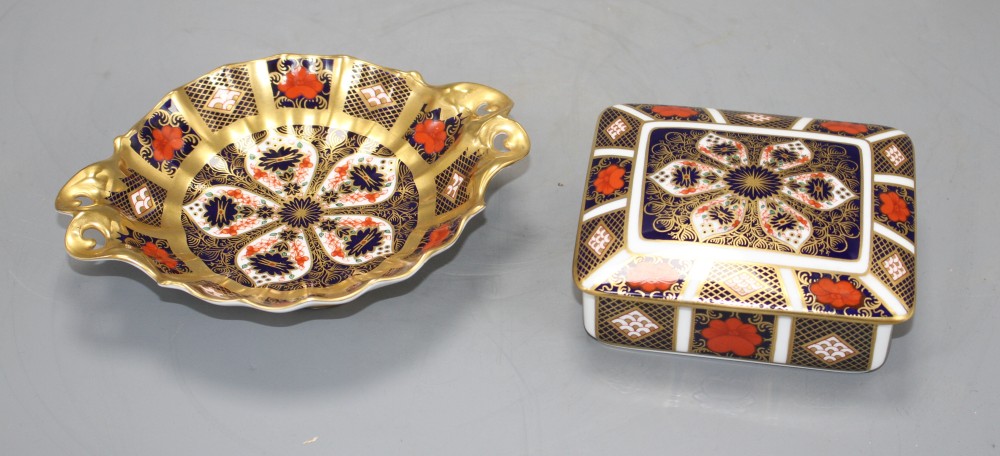 A Royal Crown Derby Imari pattern casket, no.1128, 11 x 10cm and a similar two handled dish, 16cm